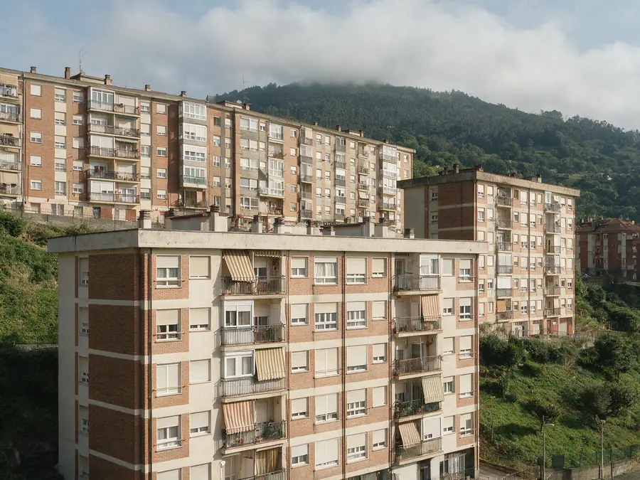 Bloques de viviendas con persianas enrollables en Basauri